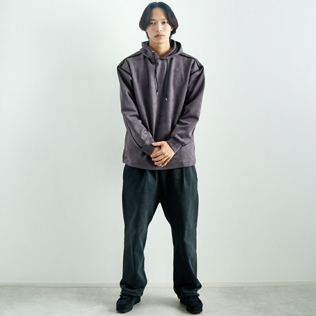 SLICK [スリック] ストレッチフェイクスエードプルパーカー [5155921] 720 COAL B &&モデル身長：179cm 着用サイズ：2&&