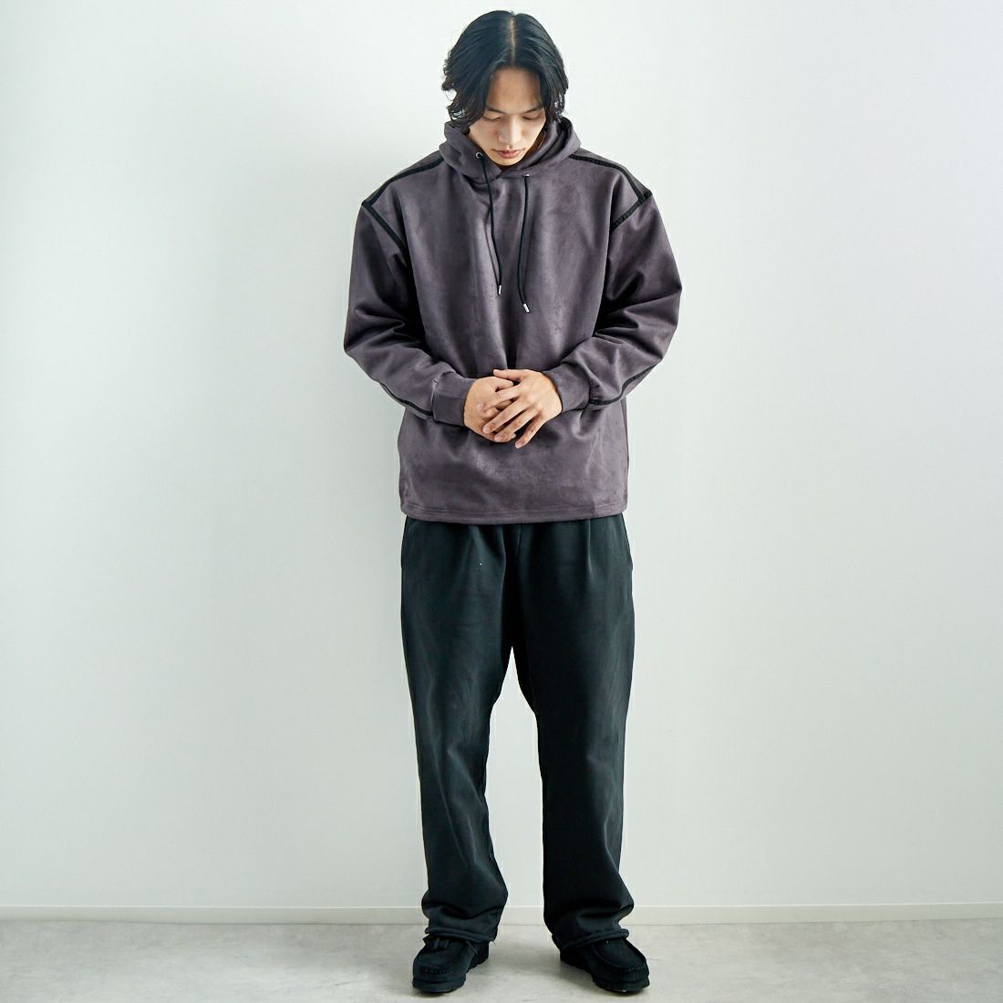 SLICK [スリック] ストレッチフェイクスエードプルパーカー [5155921] 720 COAL B &&モデル身長：179cm 着用サイズ：2&&