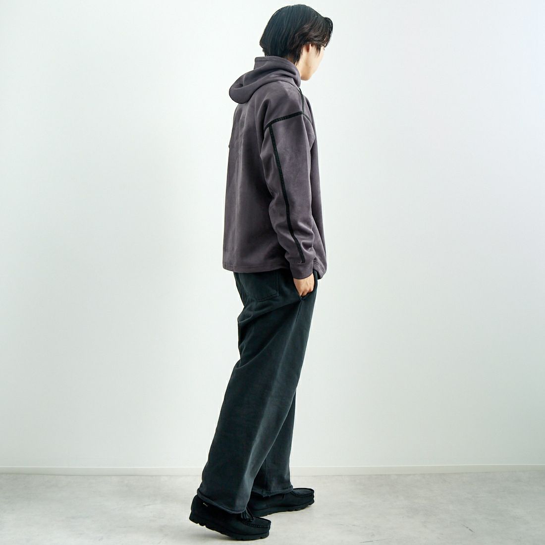 SLICK [スリック] ストレッチフェイクスエードプルパーカー [5155921] 720 COAL B &&モデル身長：179cm 着用サイズ：2&&