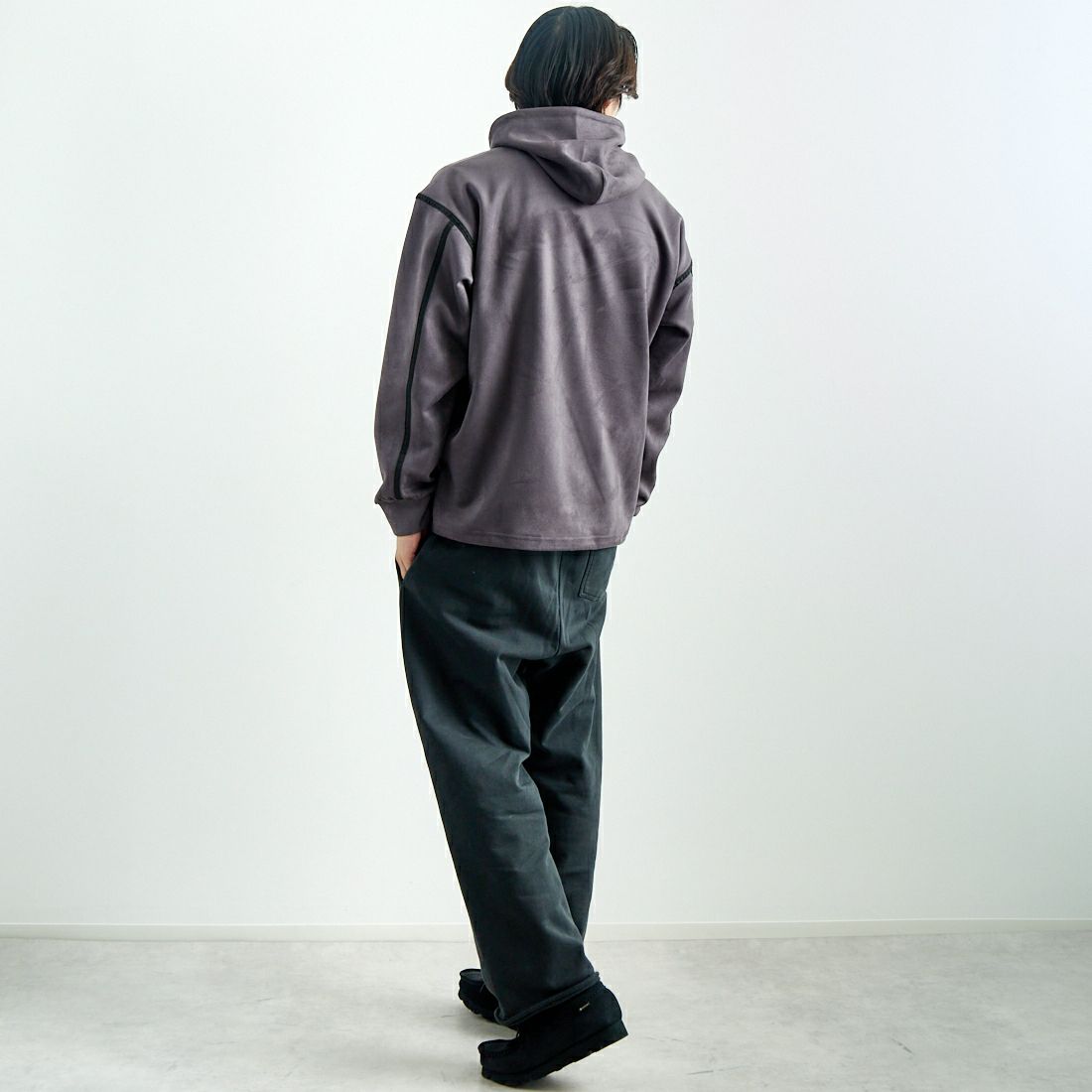 SLICK [スリック] ストレッチフェイクスエードプルパーカー [5155921] 720 COAL B &&モデル身長：179cm 着用サイズ：2&&