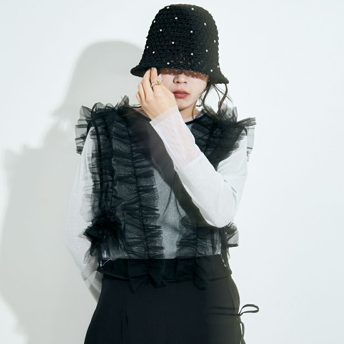 nenom [ネノム] 2WAY チュールフリルベスト [NE24122032] 09 BLACK&&モデル身長：167cm 着用サイズ：F&&