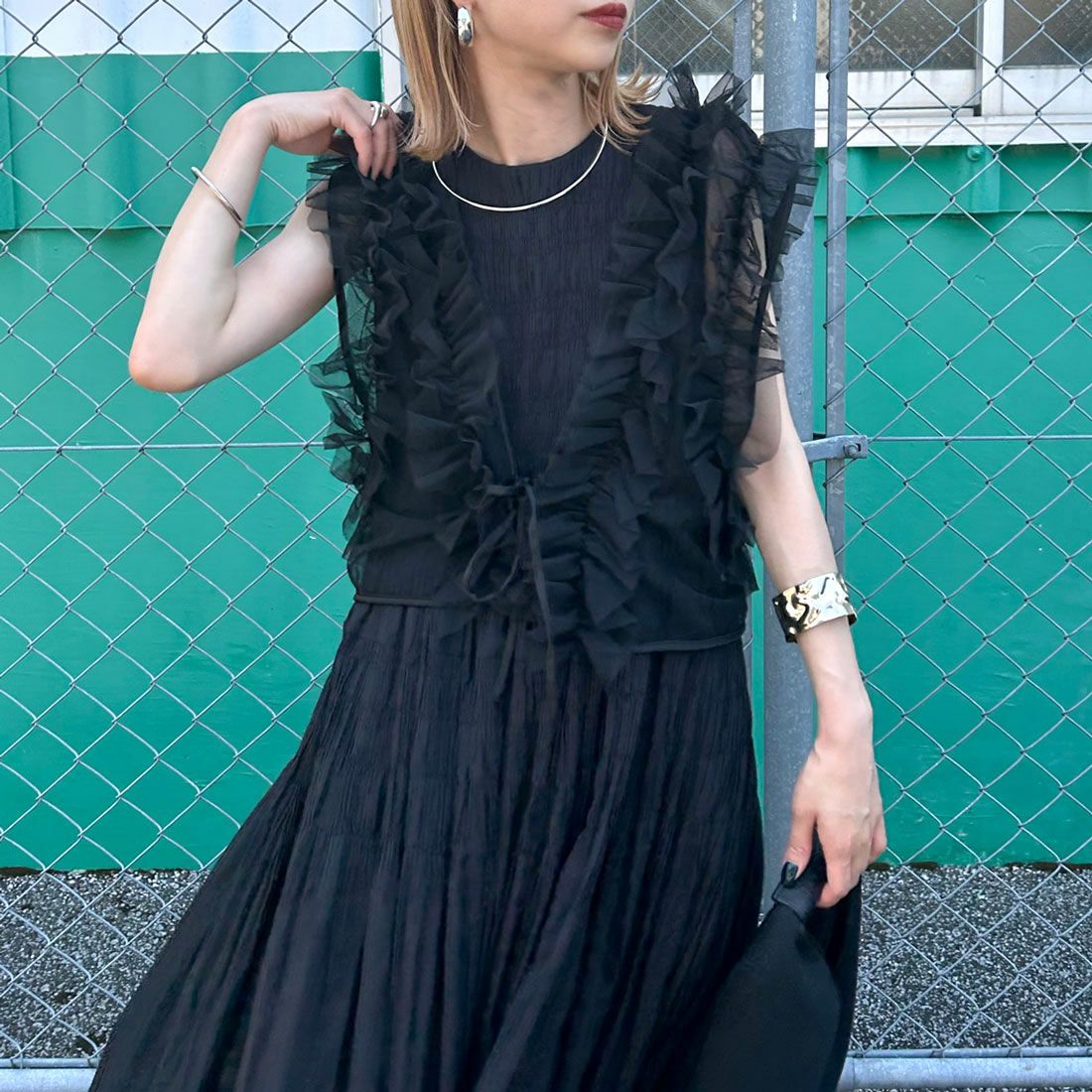 nenom [ネノム] 2WAY チュールフリルベスト [NE24122032] 09 BLACK&&モデル身長：150cm 着用サイズ：F&&