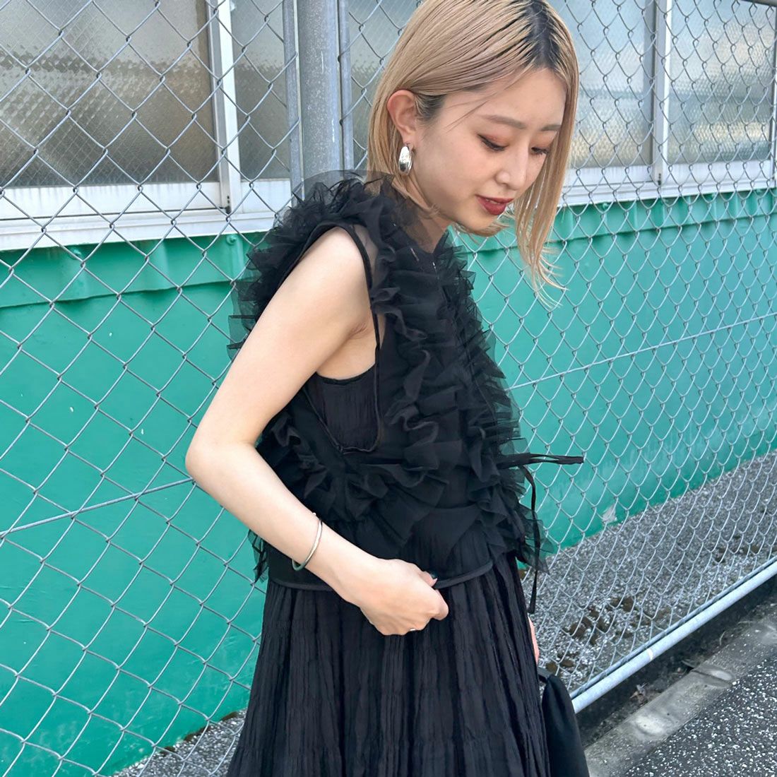 nenom [ネノム] 2WAY チュールフリルベスト [NE24122032] 09 BLACK&&モデル身長：150cm 着用サイズ：F&&