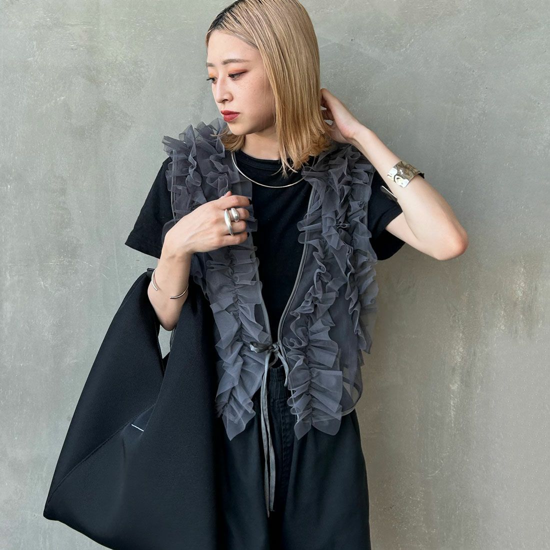 nenom [ネノム] 2WAY チュールフリルベスト [NE24122032] 09 BLACK &&モデル身長：150cm 着用サイズ：F&&