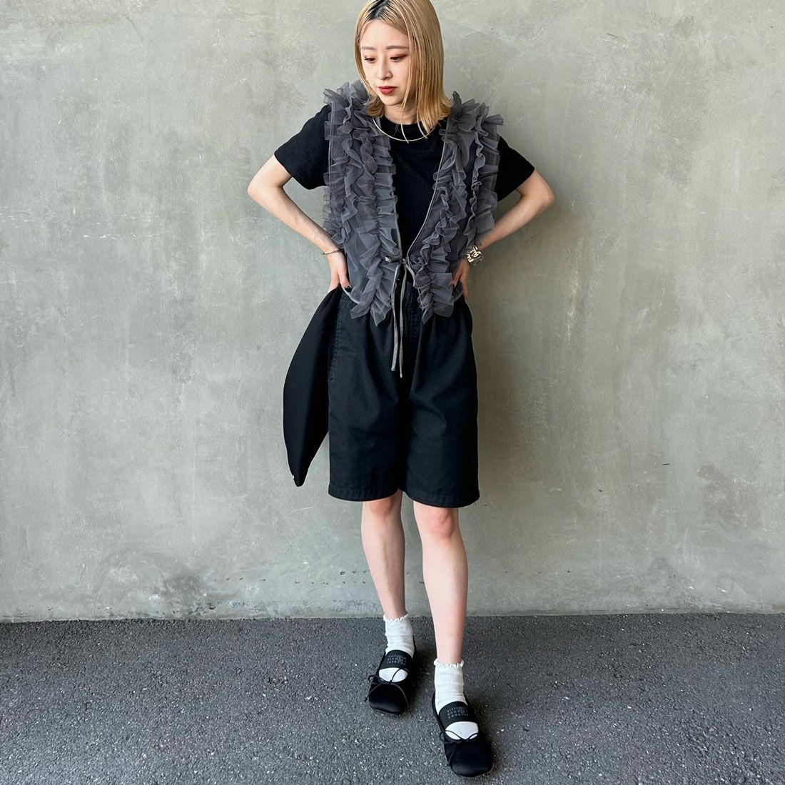 nenom [ネノム] 2WAY チュールフリルベスト [NE24122032] 08 CHARCOA&&モデル身長：150cm 着用サイズ：F&&