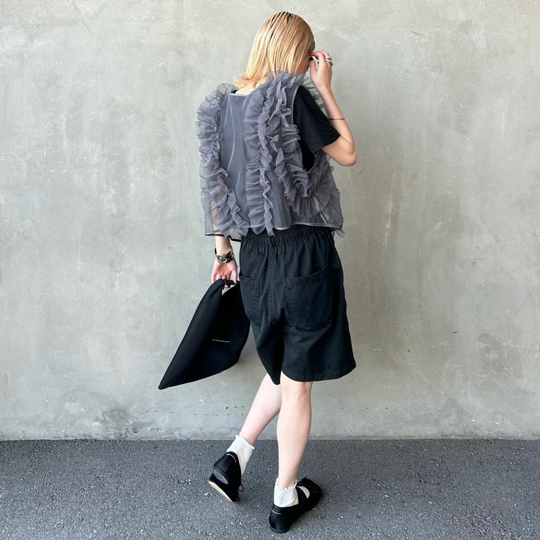 nenom [ネノム] 2WAY チュールフリルベスト [NE24122032] 08 CHARCOA&&モデル身長：150cm 着用サイズ：F&&