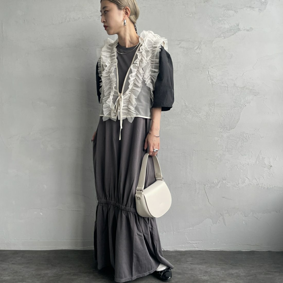 nenom [ネノム] 2WAY チュールフリルベスト [NE24122032] 21 IVORY&&モデル身長：150cm 着用サイズ：F&&