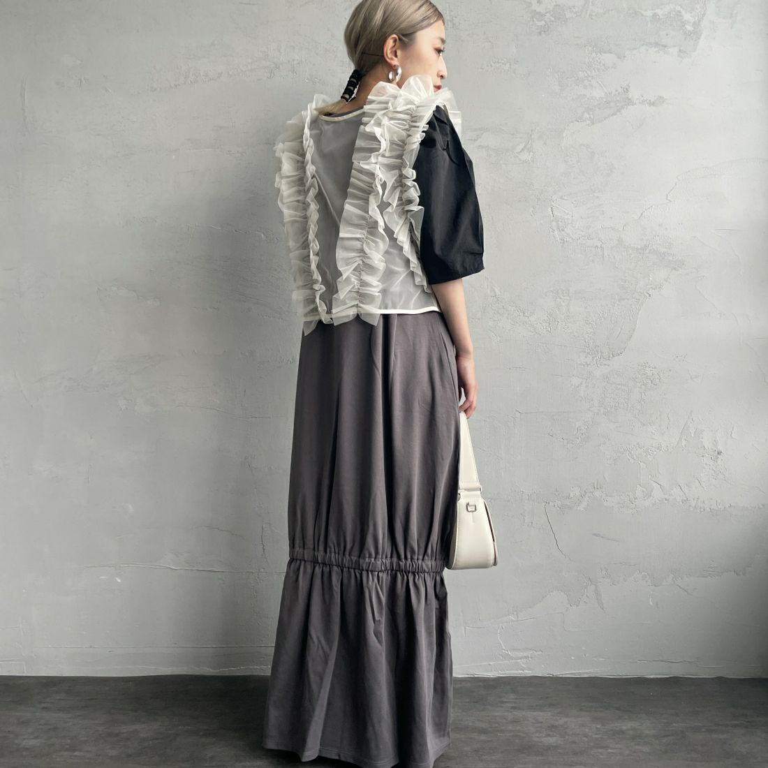 nenom [ネノム] 2WAY チュールフリルベスト [NE24122032] 21 IVORY&&モデル身長：150cm 着用サイズ：F&&