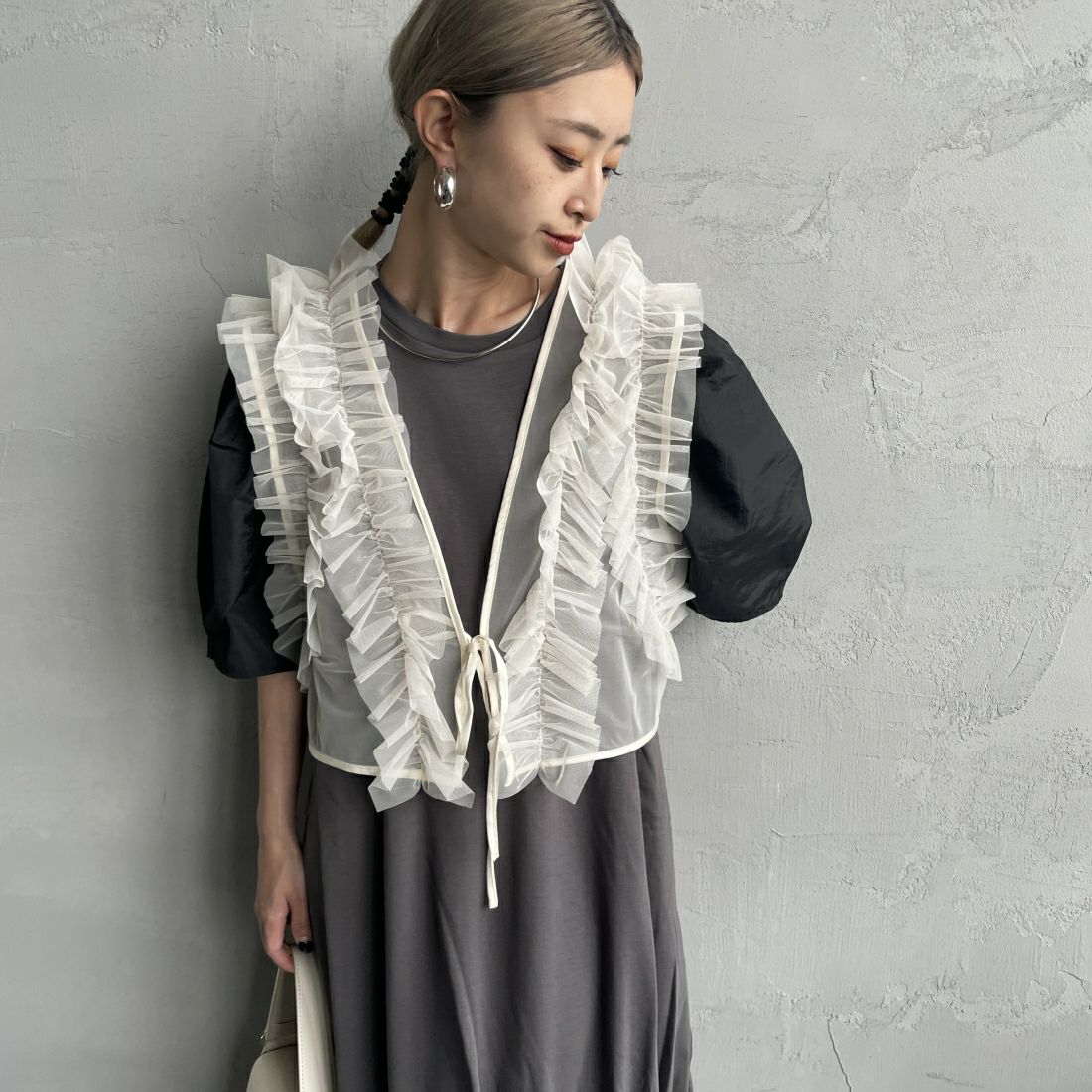 nenom [ネノム] 2WAY チュールフリルベスト [NE24122032] 21 IVORY&&モデル身長：150cm 着用サイズ：F&&