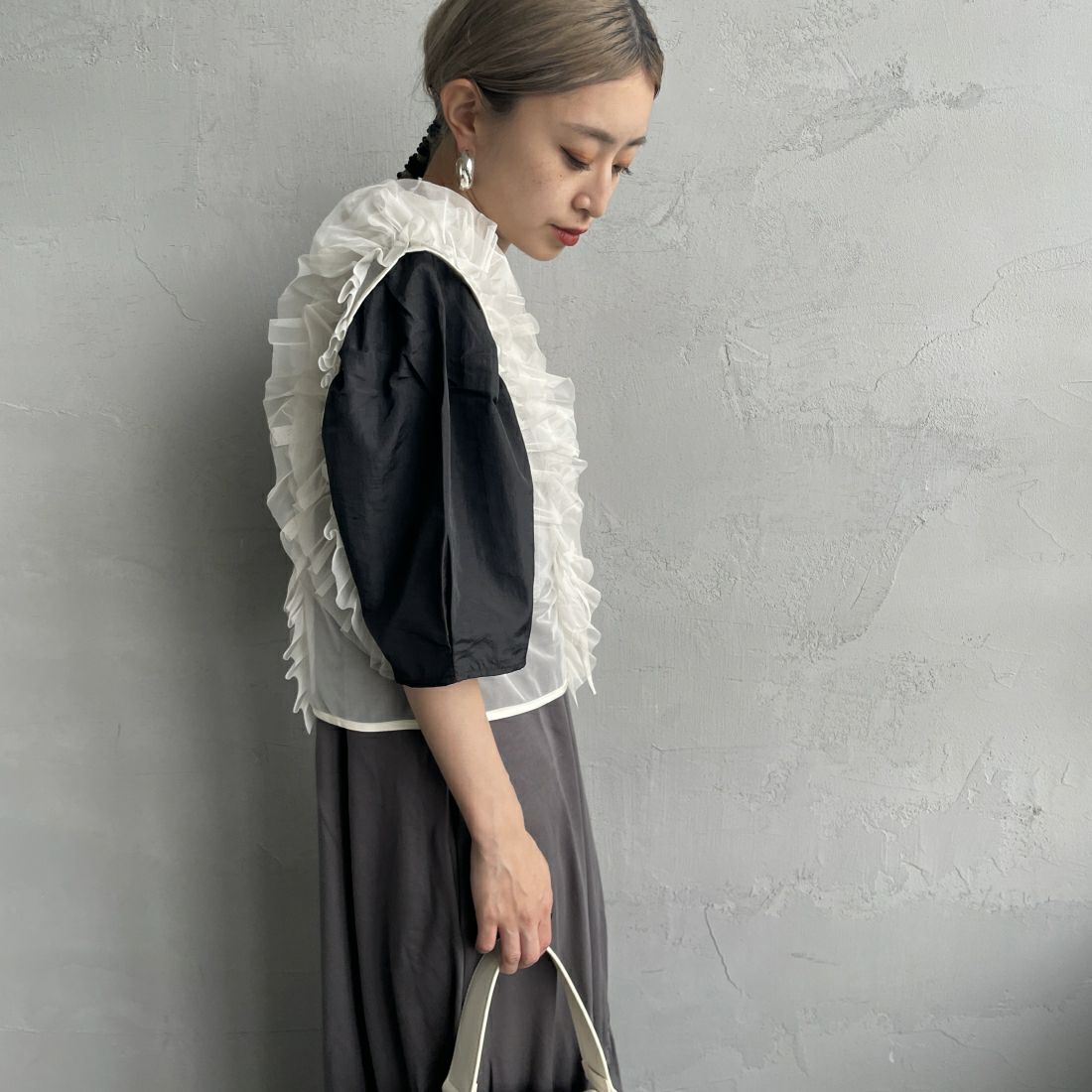 nenom [ネノム] 2WAY チュールフリルベスト [NE24122032] 21 IVORY&&モデル身長：150cm 着用サイズ：F&&