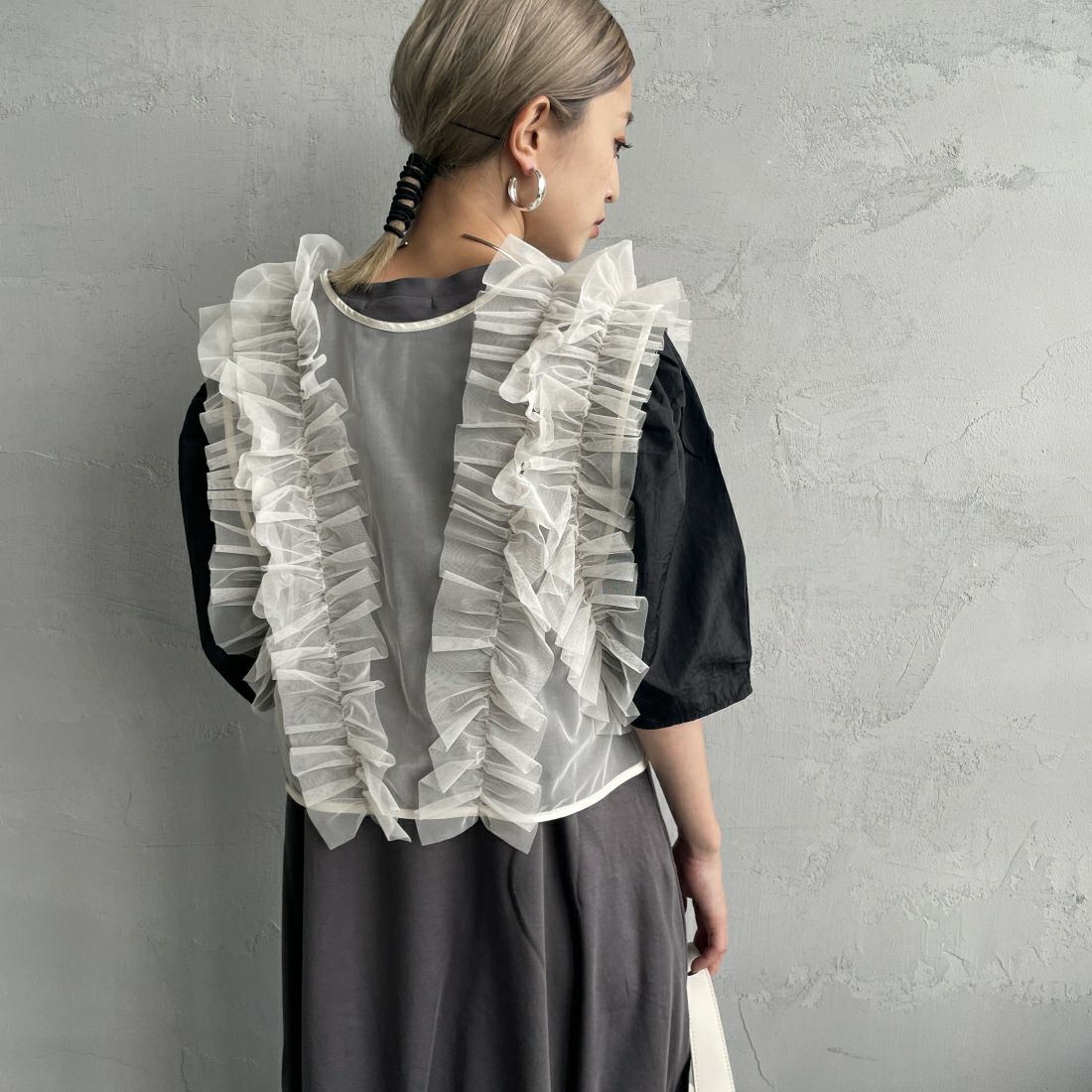 nenom [ネノム] 2WAY チュールフリルベスト [NE24122032] 21 IVORY&&モデル身長：150cm 着用サイズ：F&&