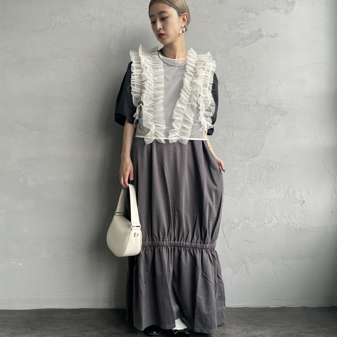 nenom [ネノム] 2WAY チュールフリルベスト [NE24122032] 21 IVORY&&モデル身長：150cm 着用サイズ：F&&