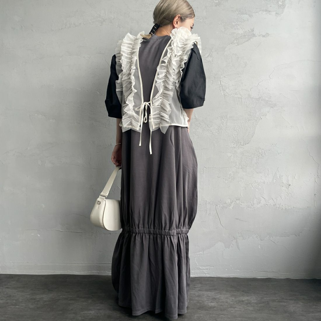 nenom [ネノム] 2WAY チュールフリルベスト [NE24122032] 21 IVORY&&モデル身長：150cm 着用サイズ：F&&