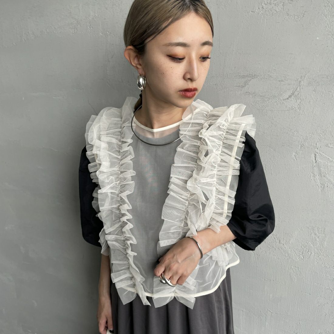 nenom [ネノム] 2WAY チュールフリルベスト [NE24122032] 21 IVORY&&モデル身長：150cm 着用サイズ：F&&