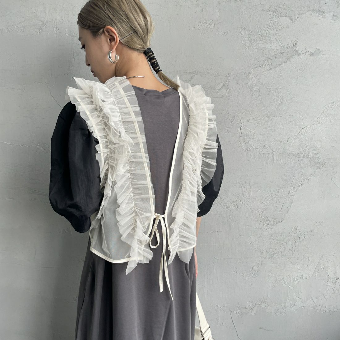 nenom [ネノム] 2WAY チュールフリルベスト [NE24122032] 21 IVORY&&モデル身長：150cm 着用サイズ：F&&