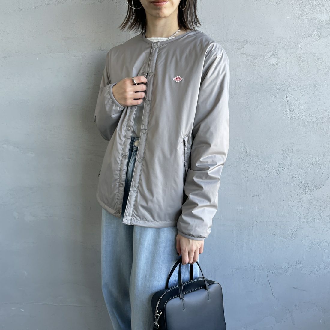 DANTON [ダントン] インサレーションノーカラージャケット [DT-A0632SNT] TAUPE &&モデル身長：158cm 着用サイズ：M&&