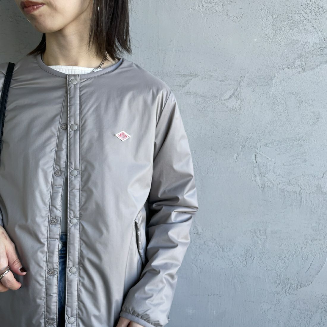 DANTON [ダントン] インサレーションノーカラージャケット [DT-A0632SNT] TAUPE &&モデル身長：158cm 着用サイズ：M&&