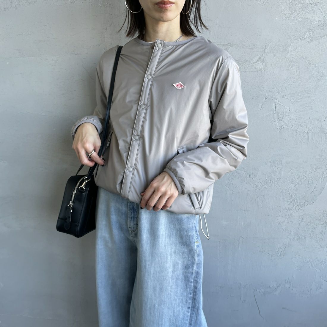 DANTON [ダントン] インサレーションノーカラージャケット [DT-A0632SNT] TAUPE &&モデル身長：158cm 着用サイズ：M&&