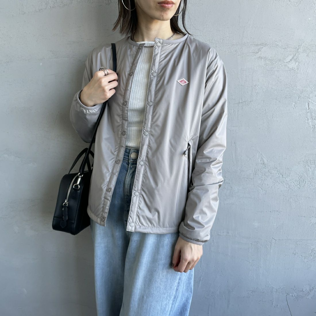 DANTON [ダントン] インサレーションノーカラージャケット [DT-A0632SNT] TAUPE &&モデル身長：158cm 着用サイズ：S&&