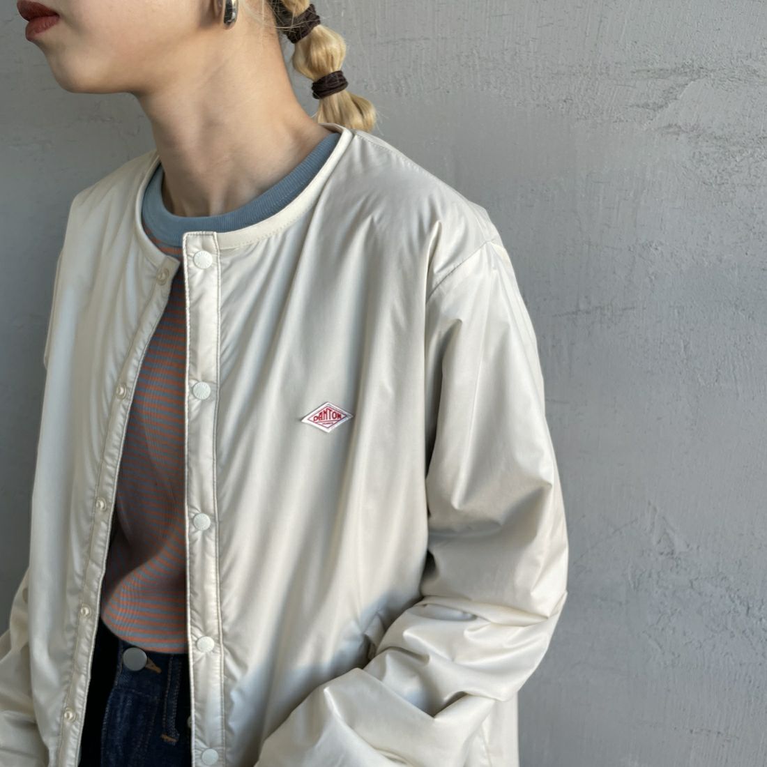 DANTON [ダントン] インサレーションノーカラージャケット [DT-A0632SNT] IVORY &&モデル身長：150cm 着用サイズ：S&&