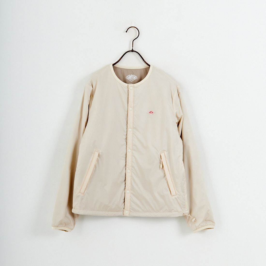 DANTON [ダントン] インサレーションノーカラージャケット [DT-A0632SNT] IVORY &&モデル身長：150cm 着用サイズ：S&&