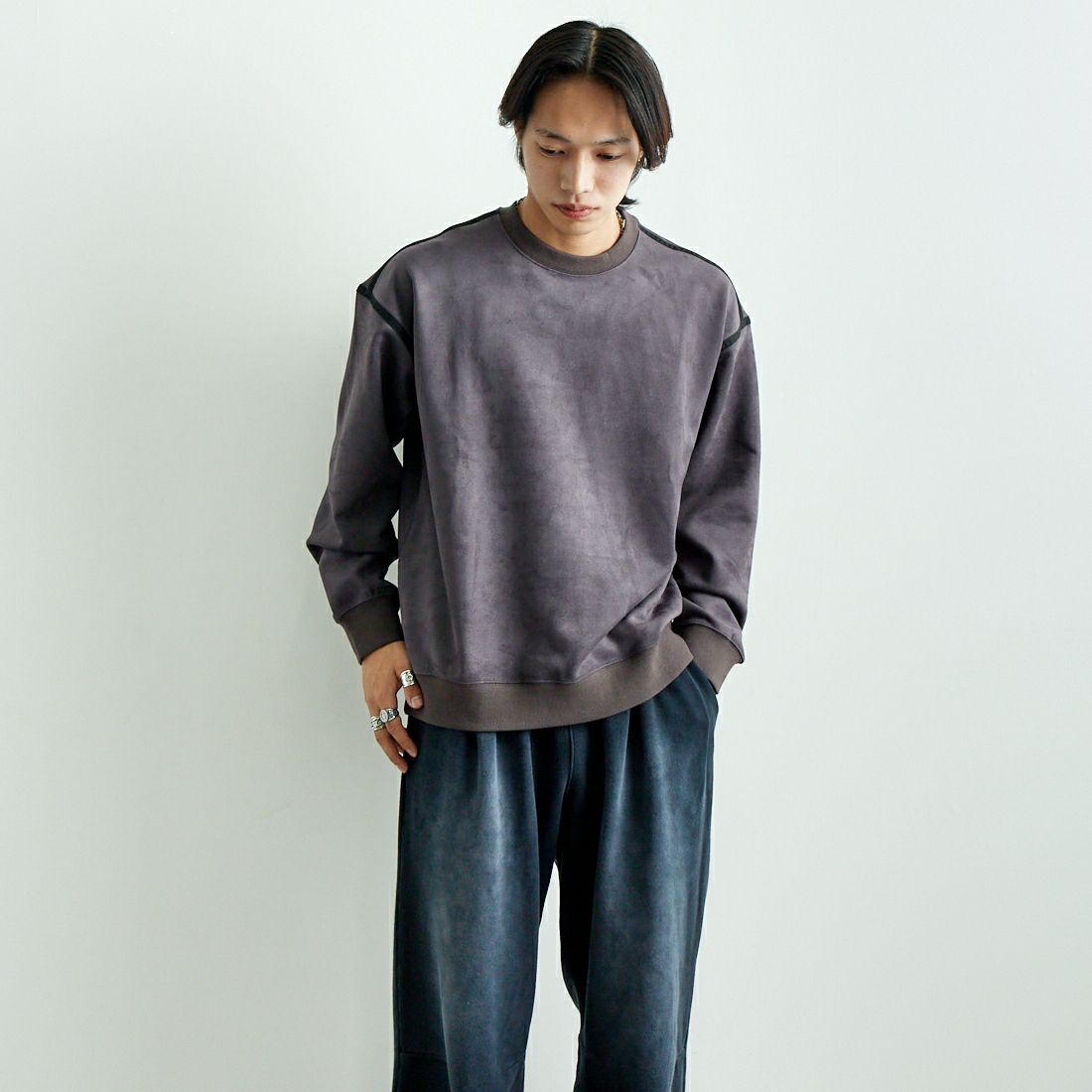 SLICK [スリック] ストレッチフェイクスエードパイピングプルオーバー [5155919] 720 COAL B &&モデル身長：179cm 着用サイズ：1&&