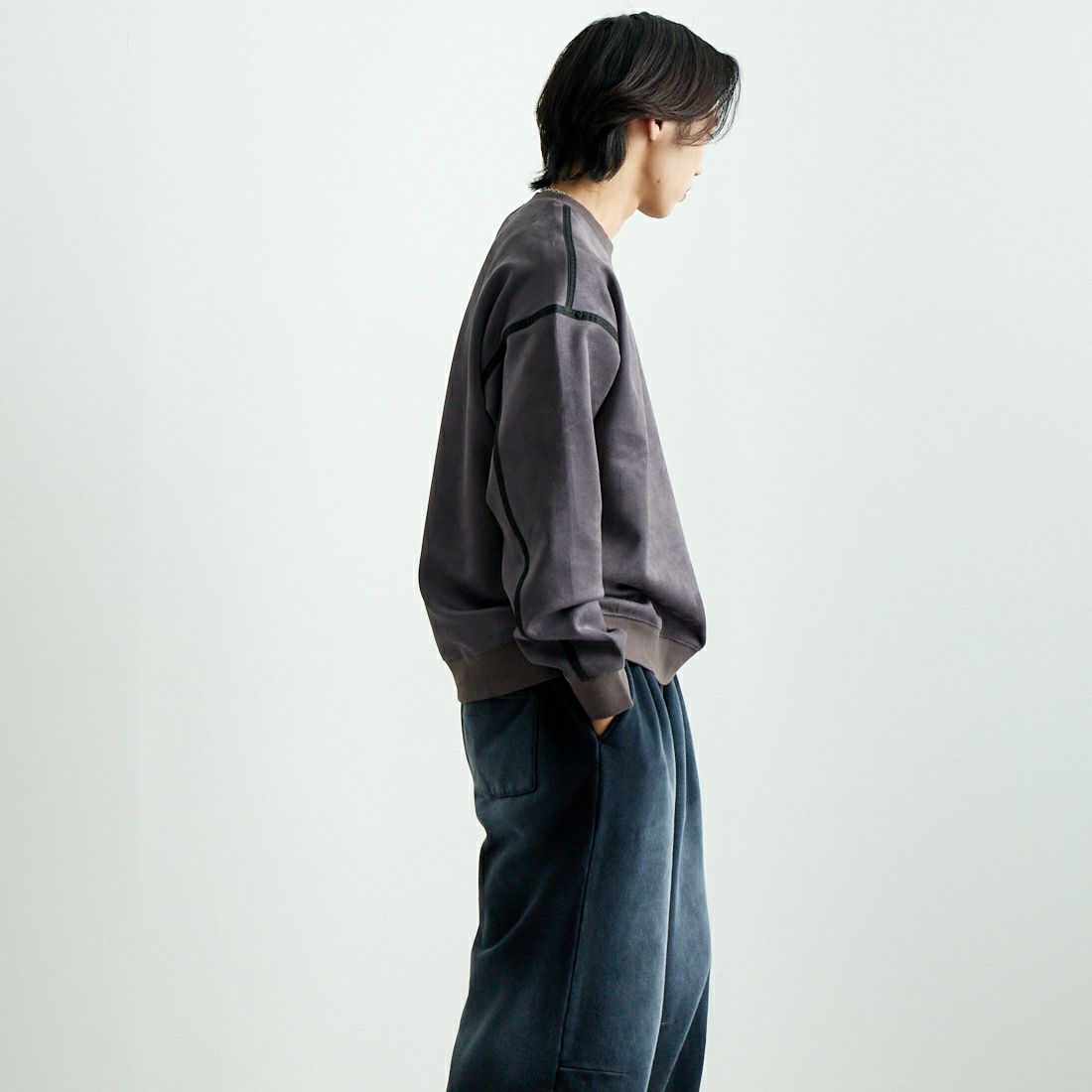 SLICK [スリック] ストレッチフェイクスエードパイピングプルオーバー [5155919] 720 COAL B &&モデル身長：179cm 着用サイズ：1&&