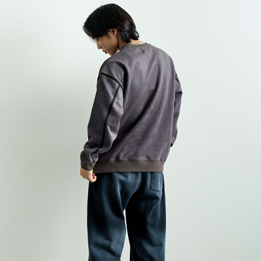 SLICK [スリック] ストレッチフェイクスエードパイピングプルオーバー [5155919] 720 COAL B &&モデル身長：179cm 着用サイズ：1&&