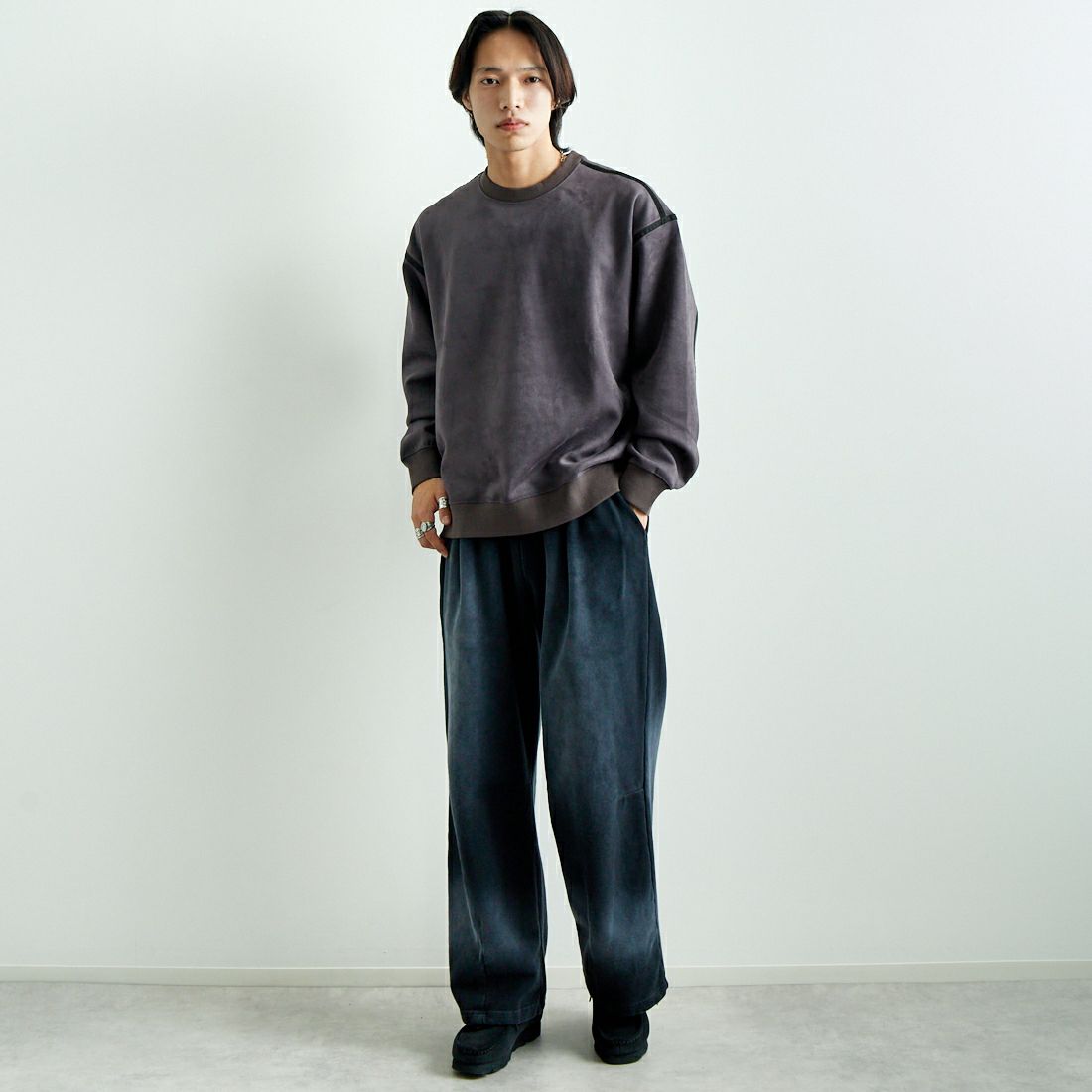 SLICK [スリック] ストレッチフェイクスエードパイピングプルオーバー [5155919] 720 COAL B &&モデル身長：179cm 着用サイズ：1&&