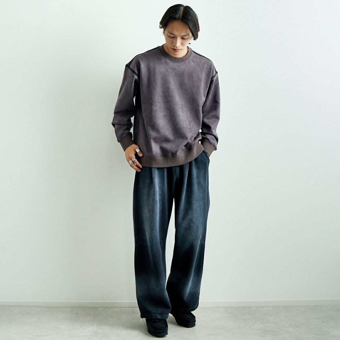 SLICK [スリック] ストレッチフェイクスエードパイピングプルオーバー [5155919] 720 COAL B &&モデル身長：179cm 着用サイズ：1&&