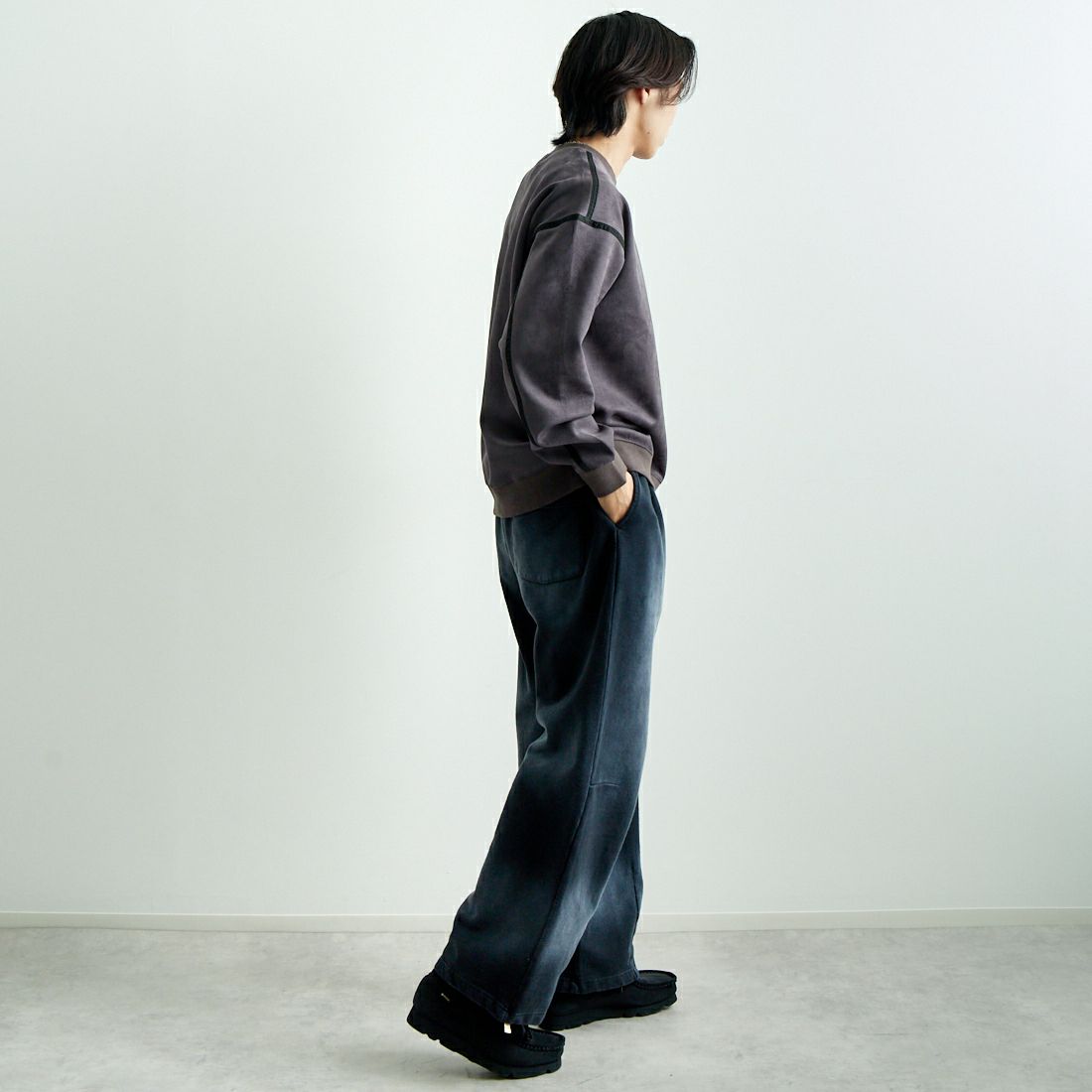 SLICK [スリック] ストレッチフェイクスエードパイピングプルオーバー [5155919] 720 COAL B &&モデル身長：179cm 着用サイズ：1&&