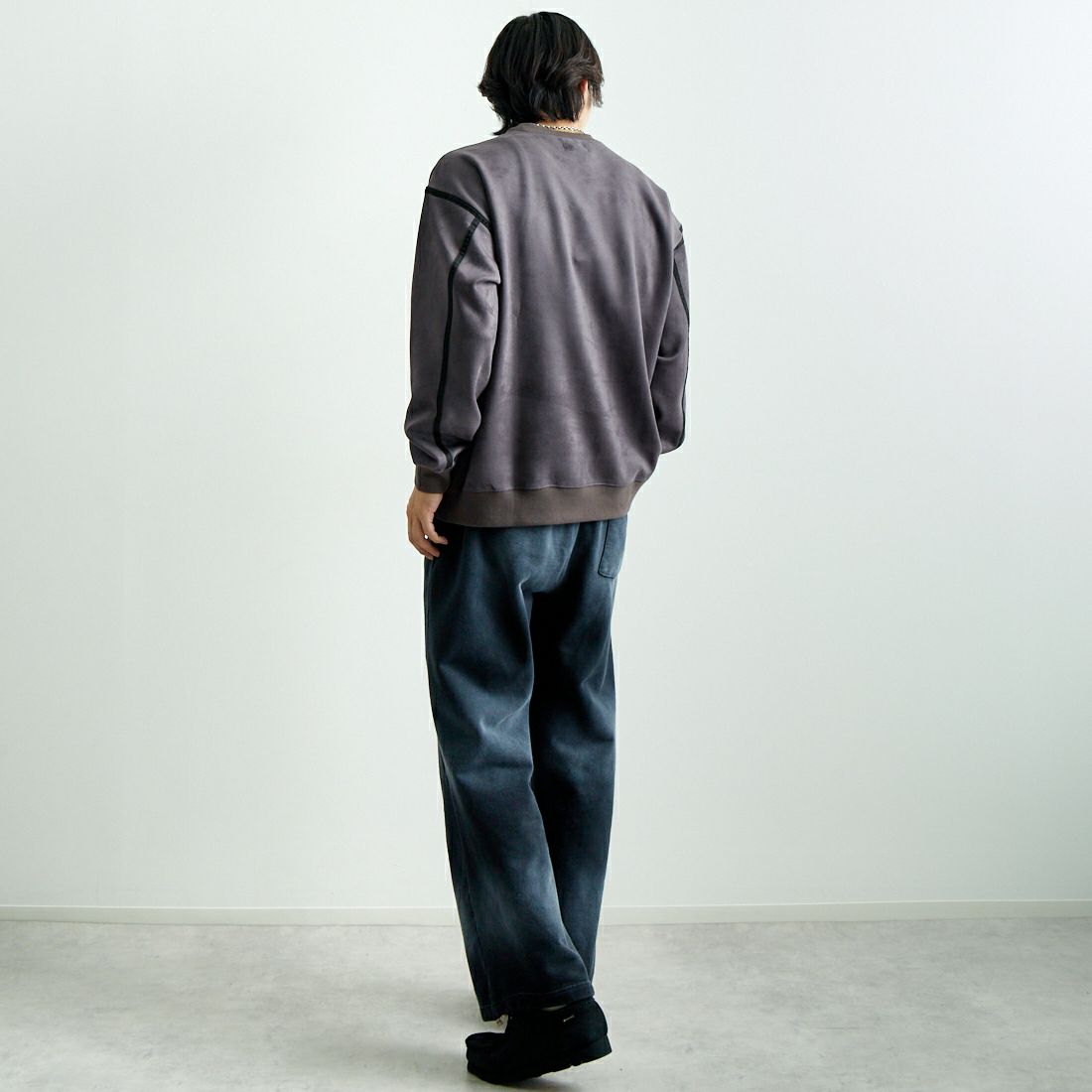 SLICK [スリック] ストレッチフェイクスエードパイピングプルオーバー [5155919] 720 COAL B &&モデル身長：179cm 着用サイズ：1&&