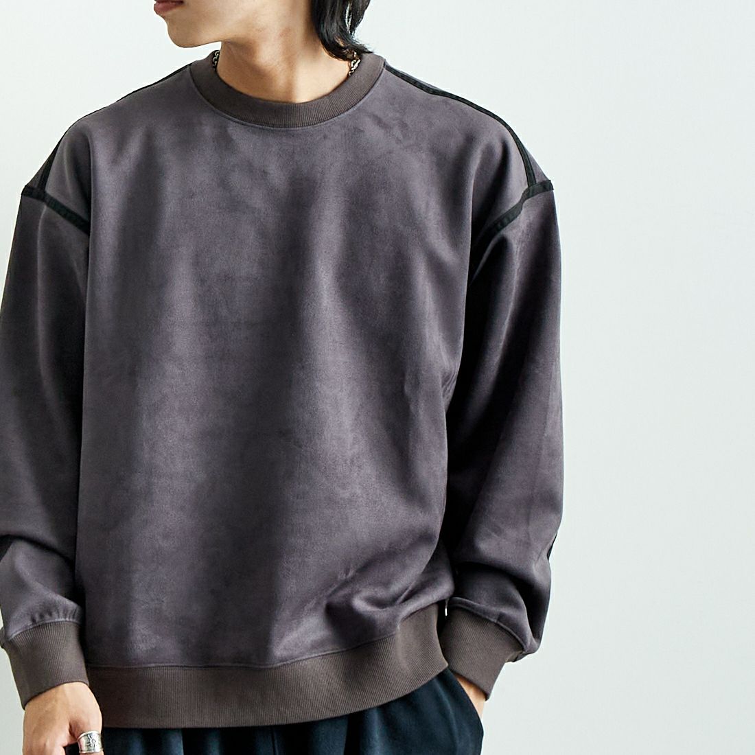 SLICK [スリック] ストレッチフェイクスエードパイピングプルオーバー [5155919] 720 COAL B &&モデル身長：179cm 着用サイズ：1&&