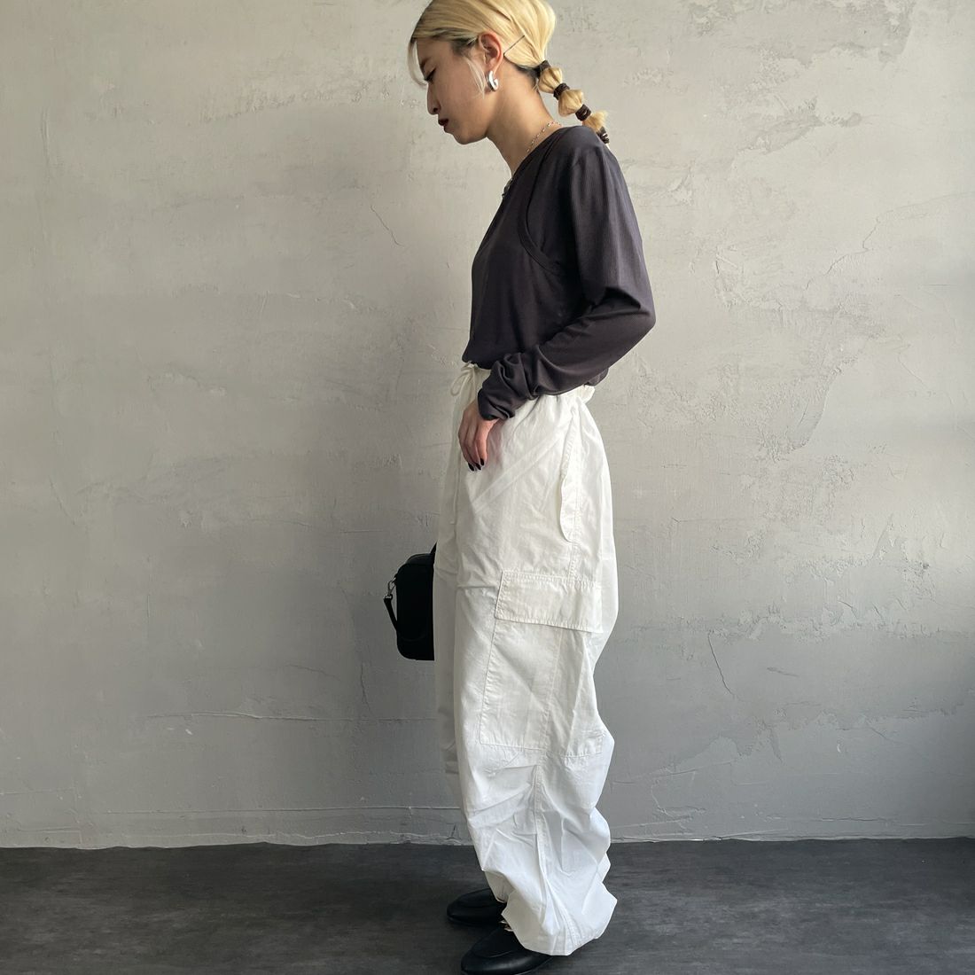 nenom [ネノム] 2ピース アメスリレイヤードシアーカットソー [NE25112004] 08 CHARCOA &&モデル身長：150cm 着用サイズ：F&&