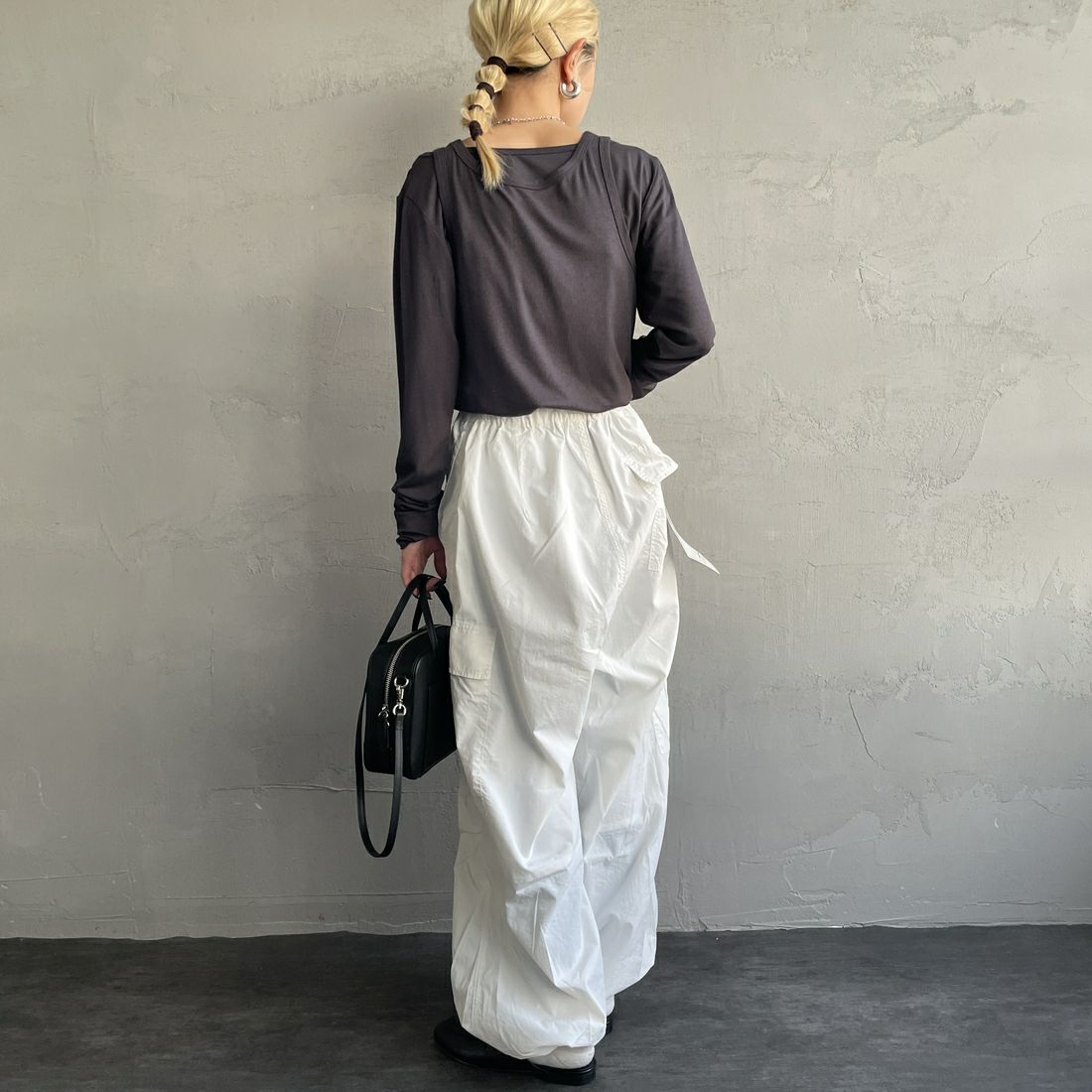 nenom [ネノム] 2ピース アメスリレイヤードシアーカットソー [NE25112004] 08 CHARCOA &&モデル身長：150cm 着用サイズ：F&&