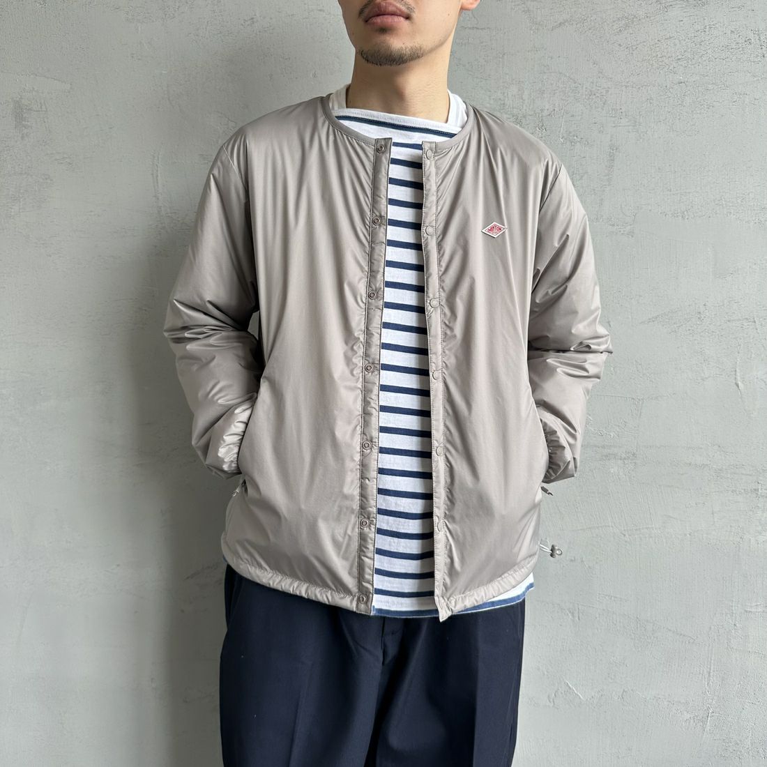 DANTON [ダントン] インサレーションノーカラージャケット [DT-A0633SNT] TAUPE &&モデル身長：168cm 着用サイズ：M&&