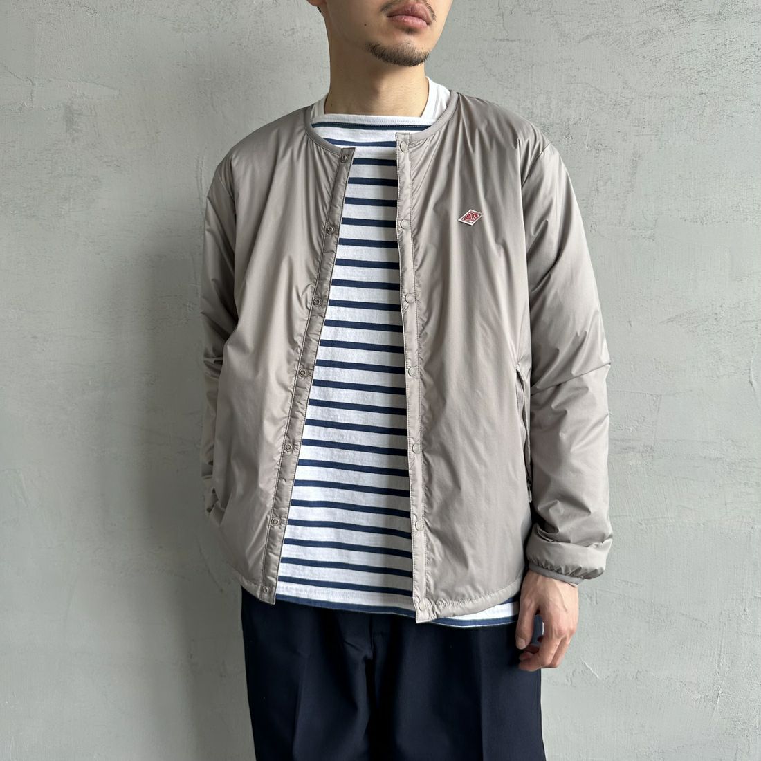 DANTON [ダントン] インサレーションノーカラージャケット [DT-A0633SNT] TAUPE &&モデル身長：168cm 着用サイズ：M&&
