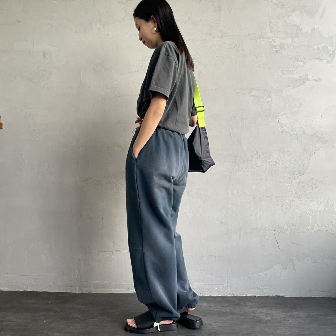 Jeans Factory Clothes [ジーンズファクトリークローズ] ピグメント加工 バレルワイドスウェットパンツ [2521-410IN] NAVY &&モデル身長：163cm 着用サイズ：S&&