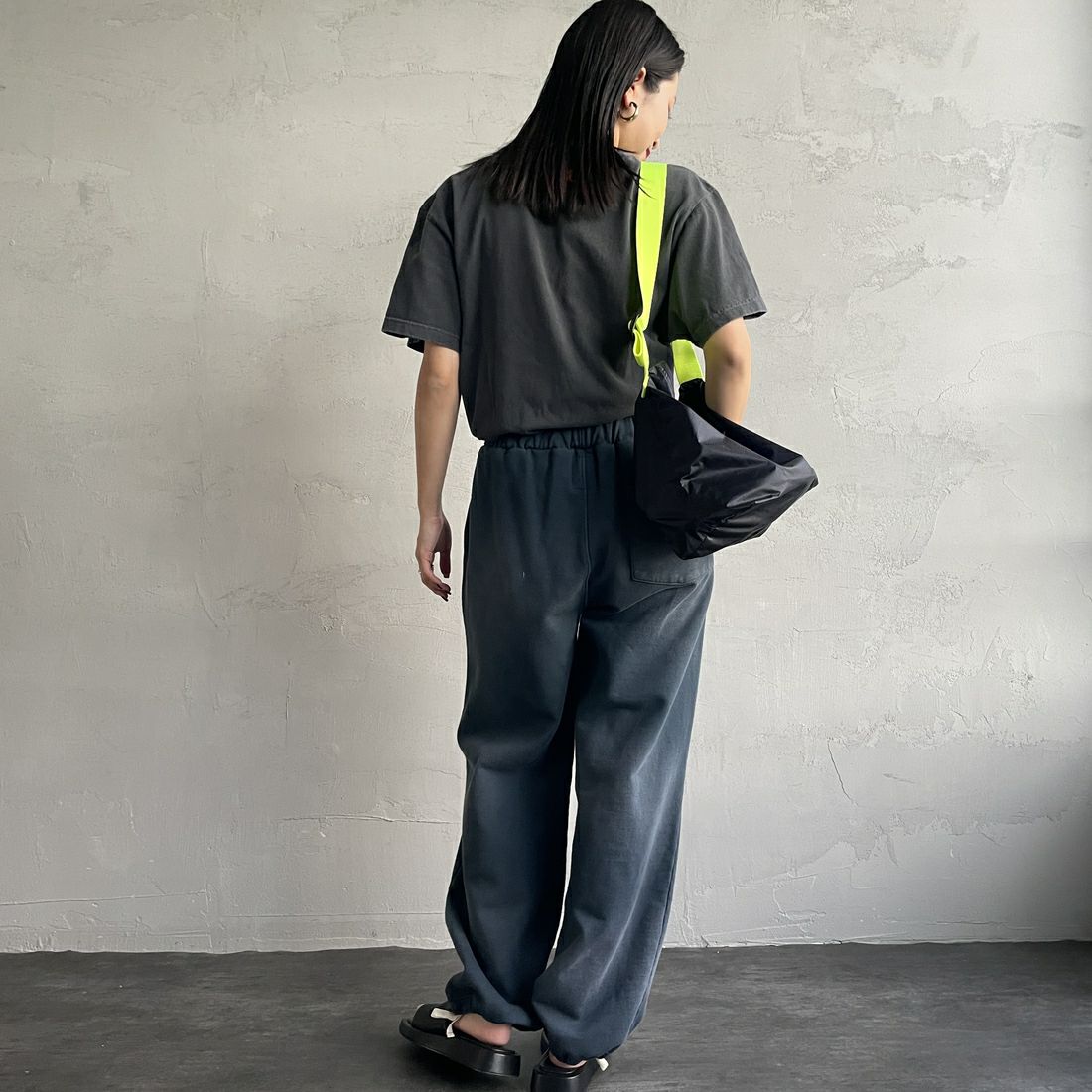 Jeans Factory Clothes [ジーンズファクトリークローズ] ピグメント加工 バレルワイドスウェットパンツ [2521-410IN] NAVY &&モデル身長：163cm 着用サイズ：S&&