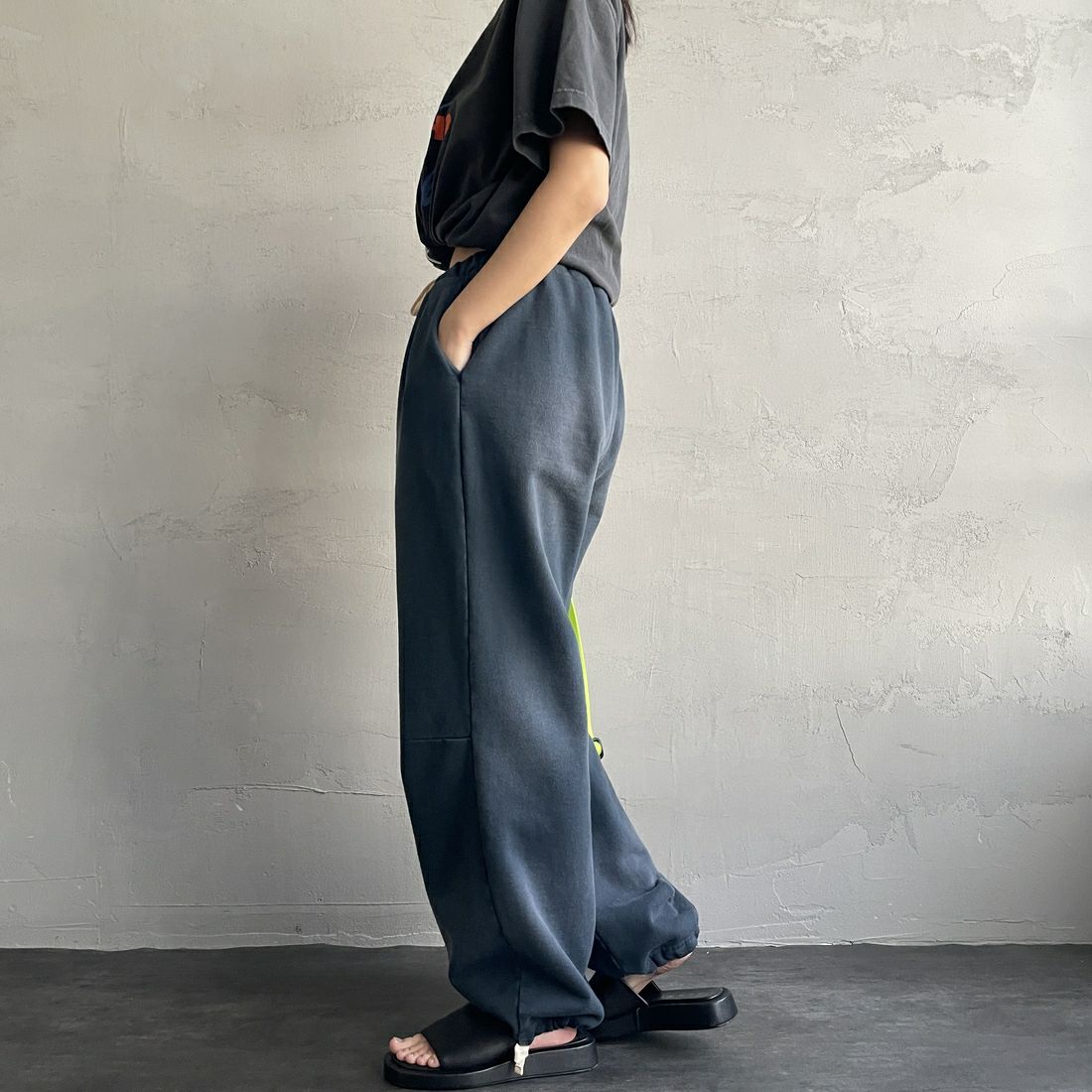 Jeans Factory Clothes [ジーンズファクトリークローズ] ピグメント加工 バレルワイドスウェットパンツ [2521-410IN] NAVY &&モデル身長：163cm 着用サイズ：S&&