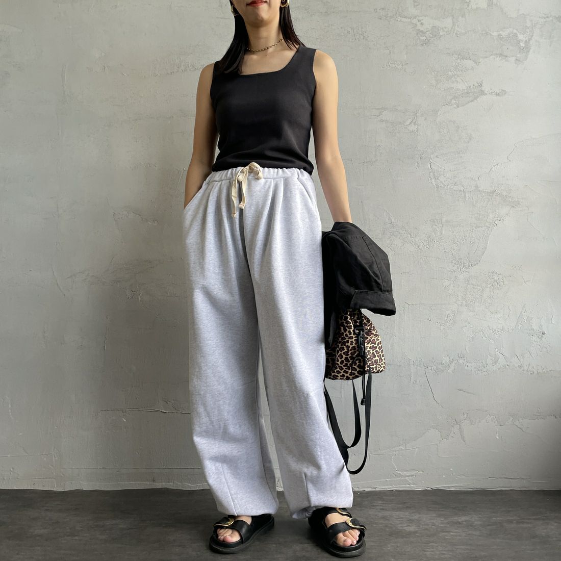 Jeans Factory Clothes [ジーンズファクトリークローズ] ピグメント加工 バレルワイドスウェットパンツ [2521-410IN] ASH &&モデル身長：163cm 着用サイズ：S&&