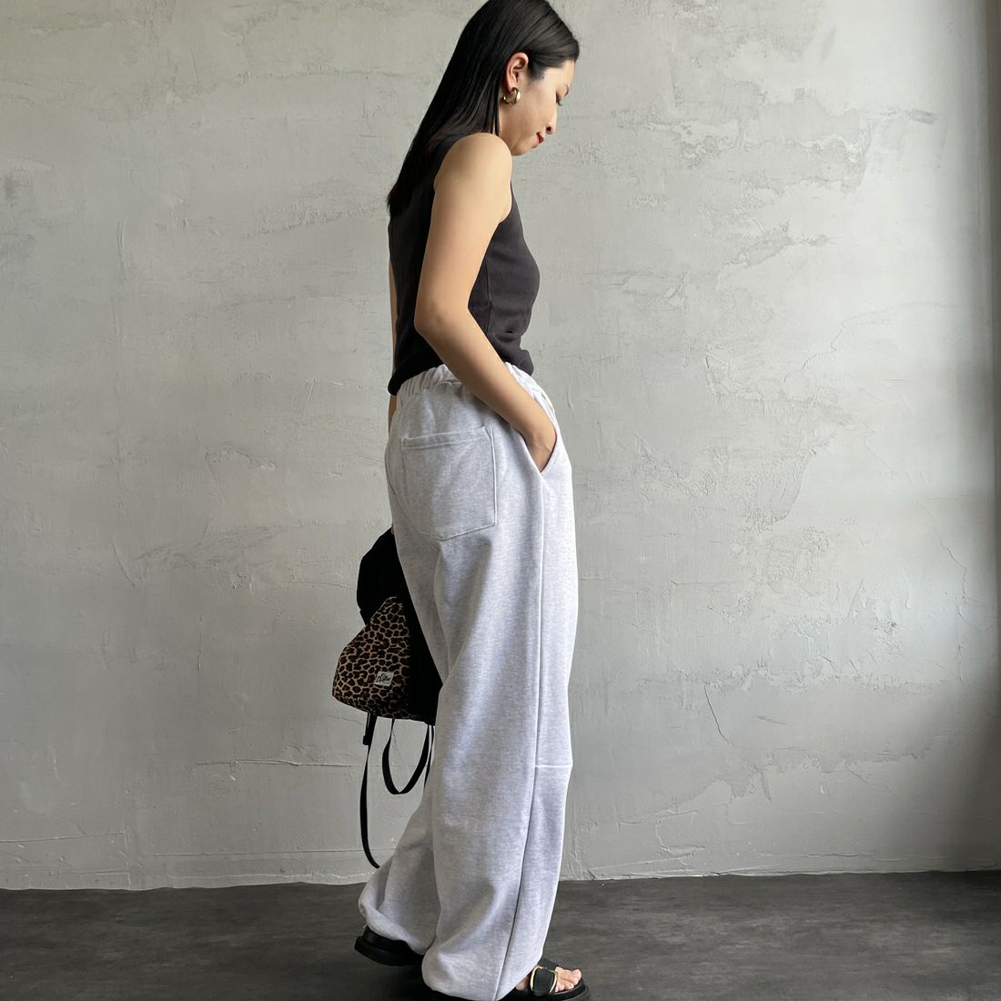 Jeans Factory Clothes [ジーンズファクトリークローズ] ピグメント加工 バレルワイドスウェットパンツ [2521-410IN] ASH &&モデル身長：163cm 着用サイズ：S&&