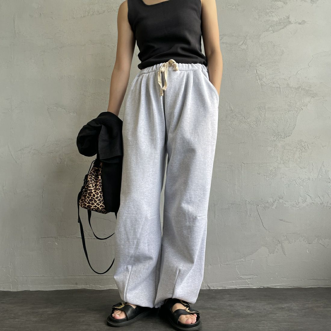 Jeans Factory Clothes [ジーンズファクトリークローズ] ピグメント加工 バレルワイドスウェットパンツ [2521-410IN] ASH &&モデル身長：163cm 着用サイズ：S&&
