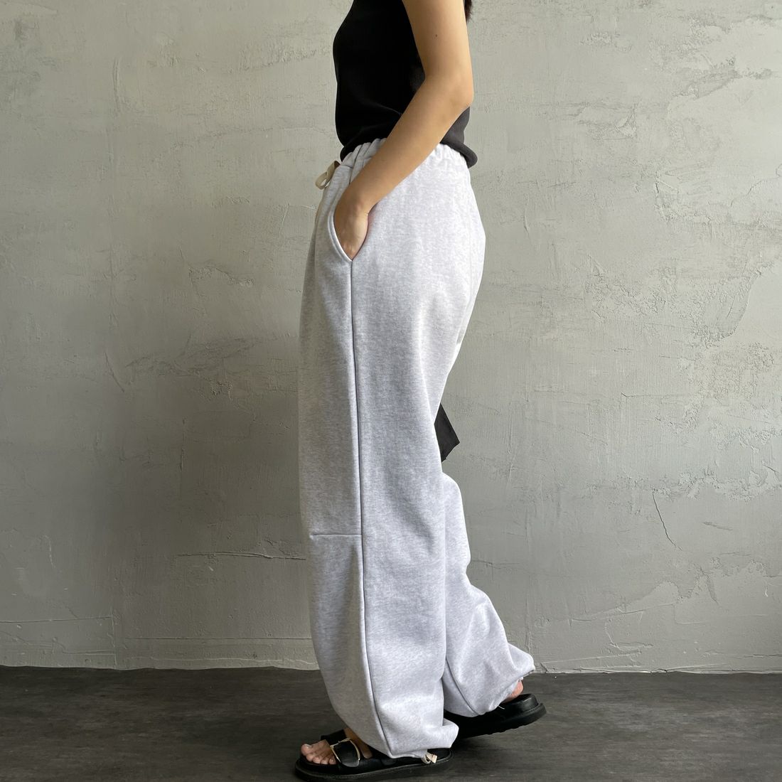 Jeans Factory Clothes [ジーンズファクトリークローズ] ピグメント加工 バレルワイドスウェットパンツ [2521-410IN] ASH &&モデル身長：163cm 着用サイズ：S&&