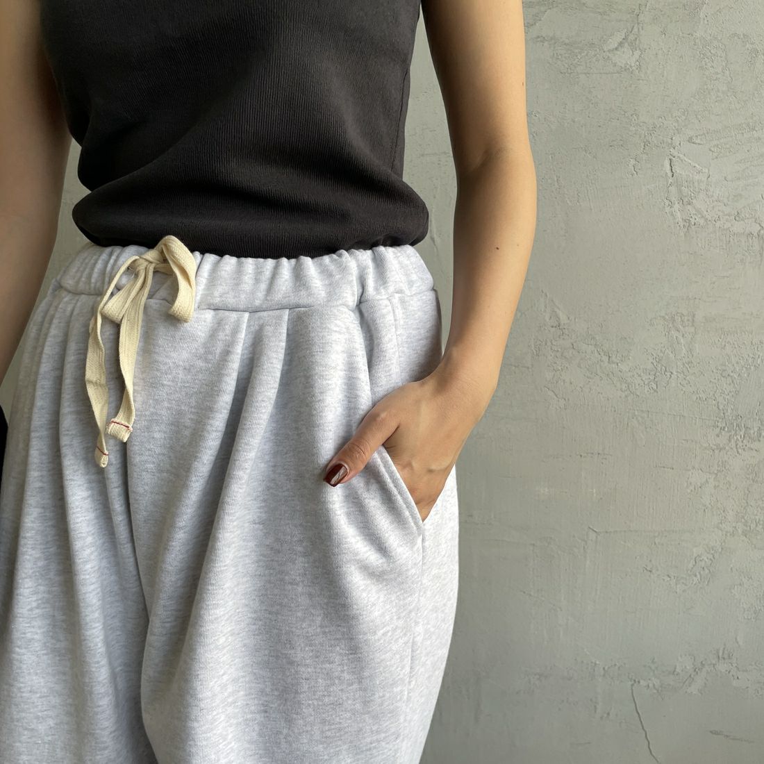Jeans Factory Clothes [ジーンズファクトリークローズ] ピグメント加工 バレルワイドスウェットパンツ [2521-410IN] ASH &&モデル身長：163cm 着用サイズ：S&&