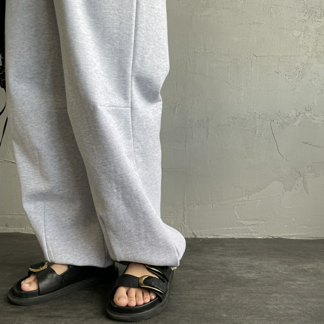 Jeans Factory Clothes [ジーンズファクトリークローズ] ピグメント加工 バレルワイドスウェットパンツ [2521-410IN] ASH &&モデル身長：163cm 着用サイズ：S&&