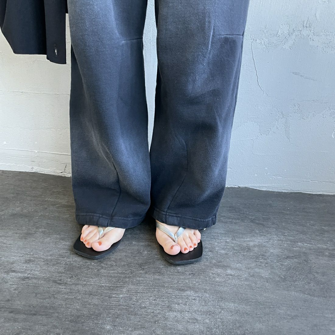 Jeans Factory Clothes [ジーンズファクトリークローズ] ピグメント加工 バレルワイドスウェットパンツ [2521-410IN] BLACK &&モデル身長：160cm 着用サイズ：S&&