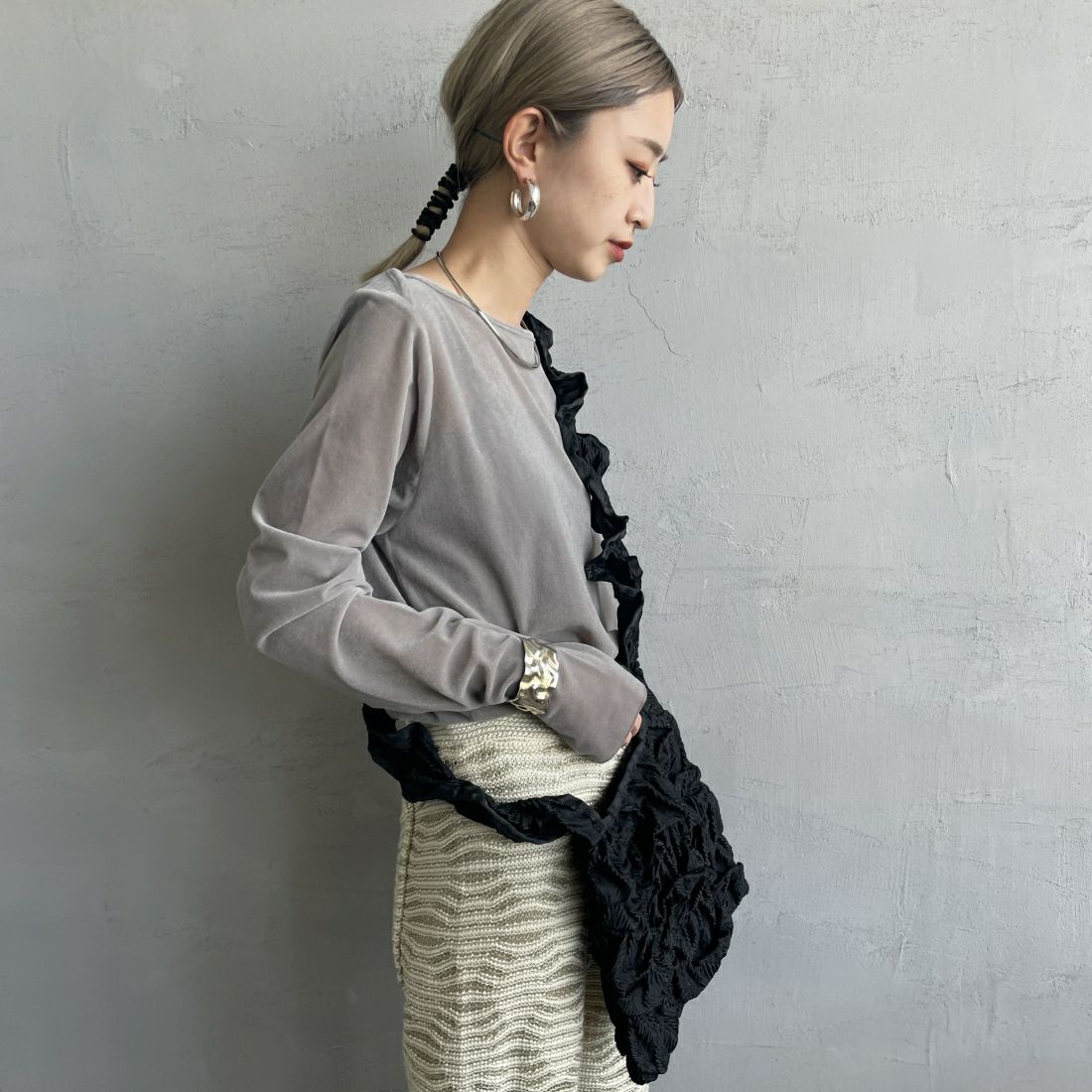 nenom [ネノム] レイヤードシアーベロアカットソー [NE24132011] 05 L.GRAY &&モデル身長：150cm 着用サイズ：F&&