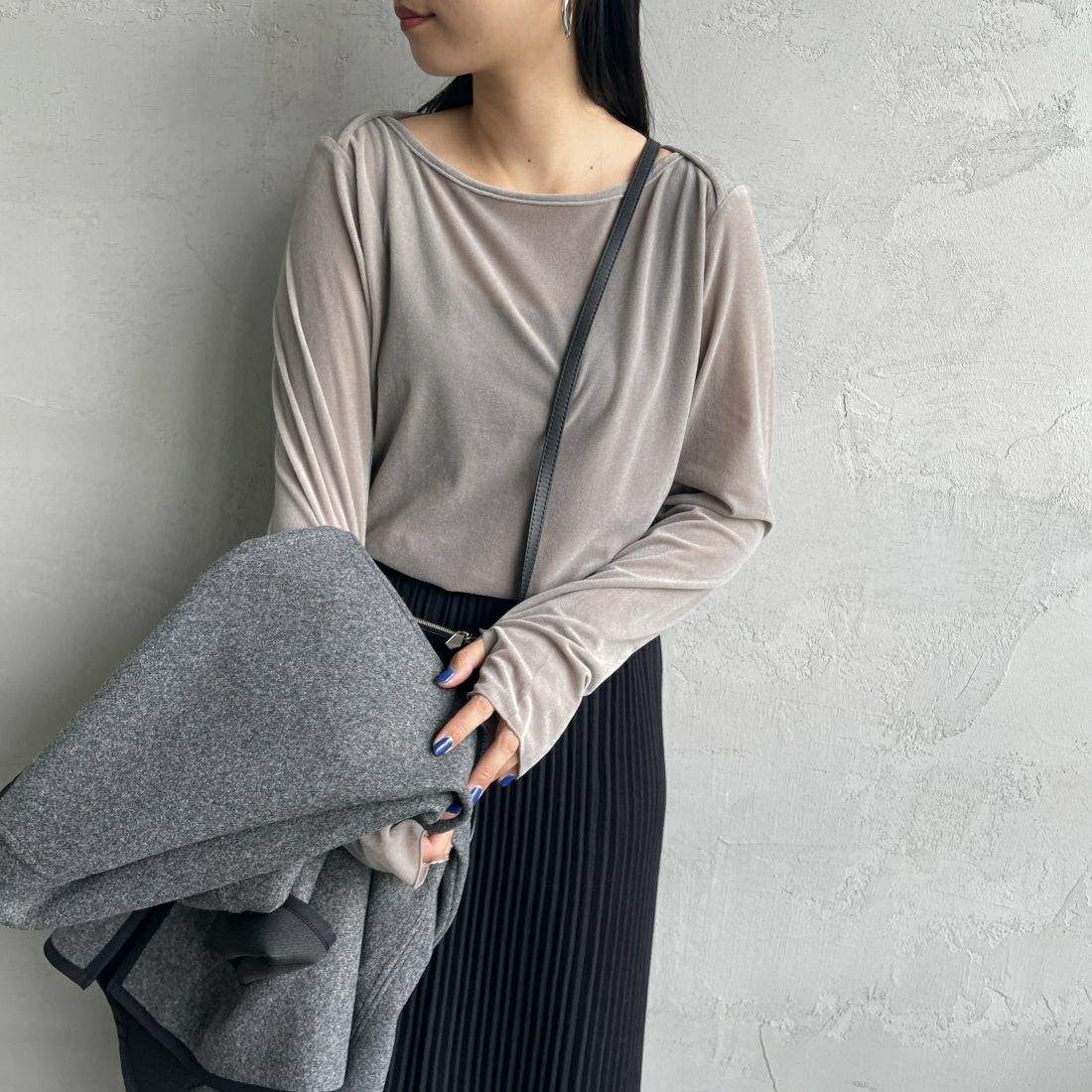 nenom [ネノム] レイヤードシアーベロアカットソー [NE24132011] 05 L.GRAY &&モデル身長：156cm 着用サイズ：F&&
