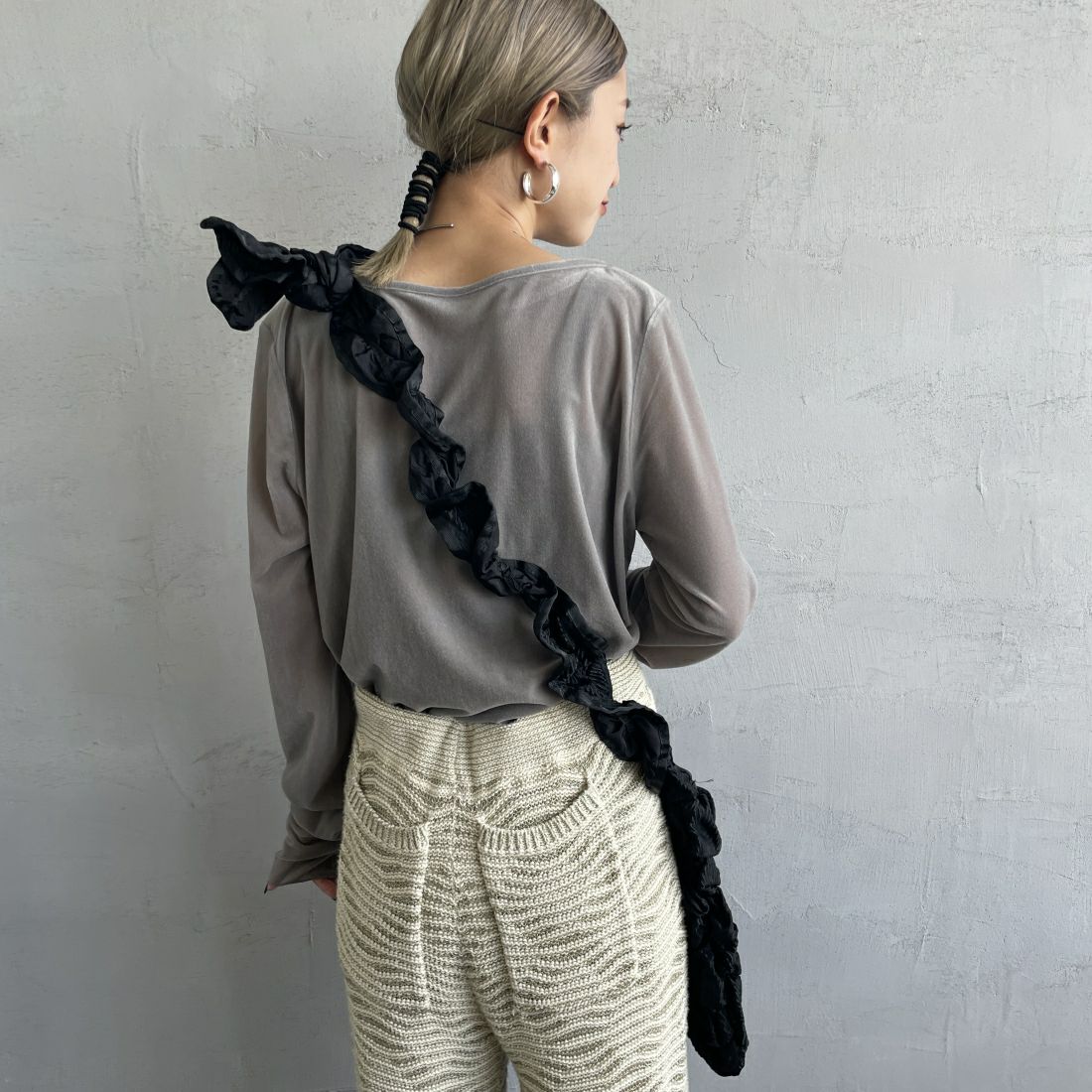 nenom [ネノム] レイヤードシアーベロアカットソー [NE24132011] 05 L.GRAY &&モデル身長：150cm 着用サイズ：F&&